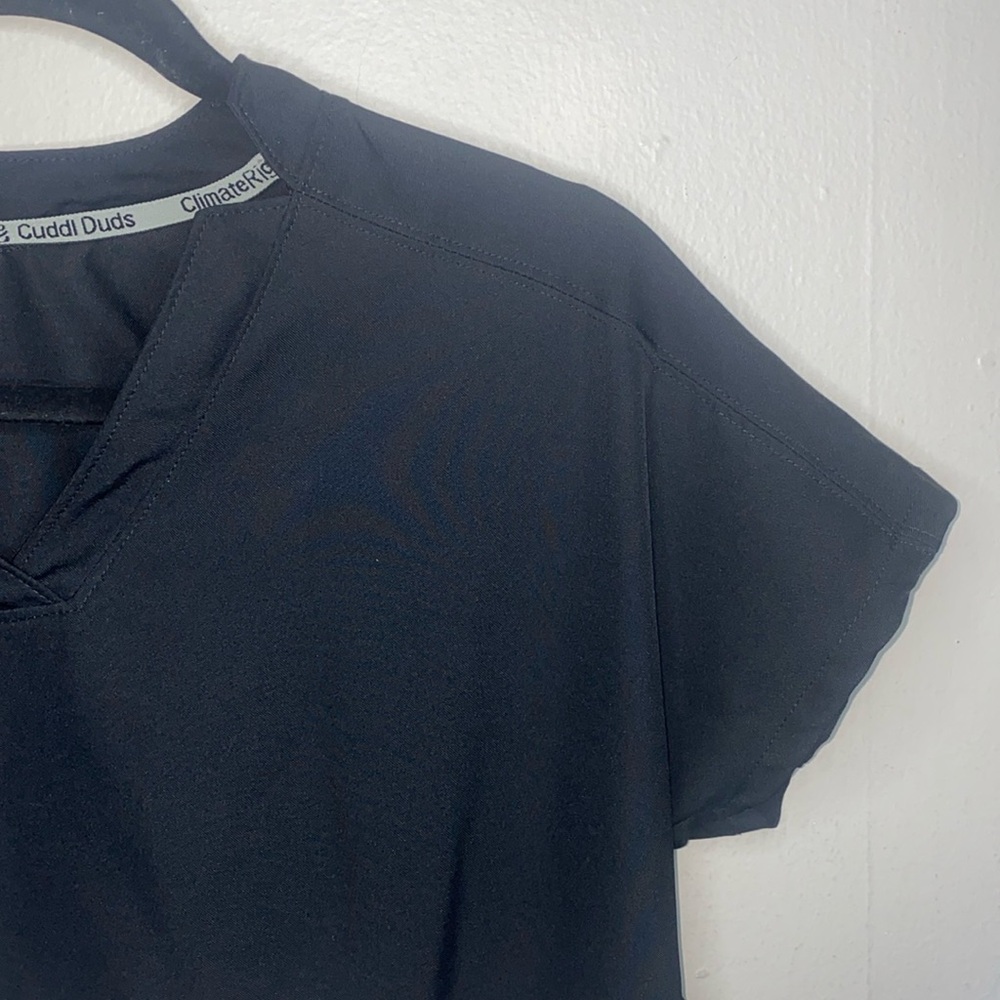 🌵Black two pocket scrub top!
